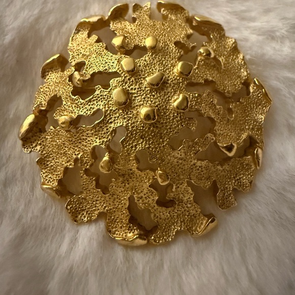 Vintage Crown Trifari gold-tone "Coral Reef" brooch. - Picture 5 of 8